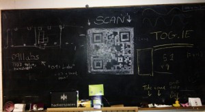 CÃƒÂ³digo QR pintado con tiza en una pizarra