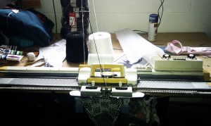 Telar moderno en una sala del hackerspace TOG